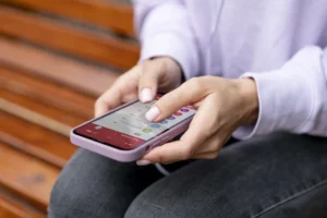 menggunakan smartphone