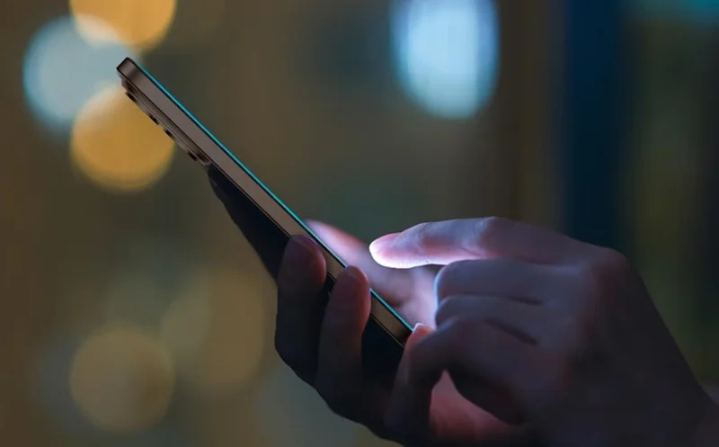 menggunakan smartphone di malam hari