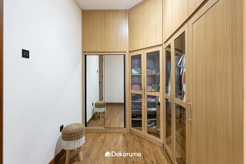 japandi walk-in closet